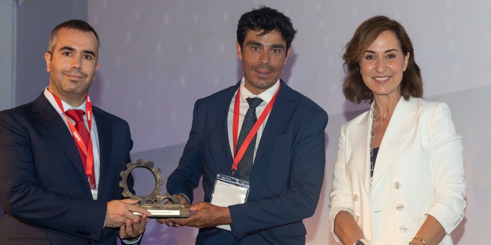 Roberto Carballo, director del área de Asuntos Ferroviarios, AMISA y de la Unidad de Soporte a la Ejecución de Obra y Gestion de Equipos del negocio de Construcción de ACCIONA, y Juan de Dios Arévalo, ingeniero de la Oficina Técnica del área de Asuntos Ferroviarios de la compañía, recogiendo galardón de la categoría de Obras Urbanas