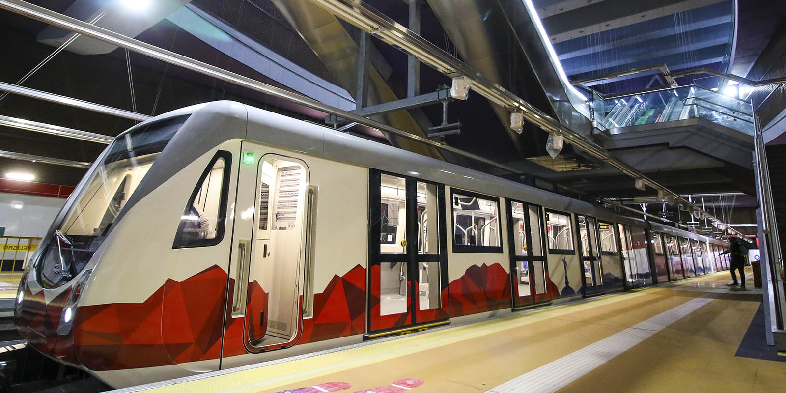 Mayor Of Quito Travels On Metro Between El Recreo Station And The   Metro Quito Acciona 